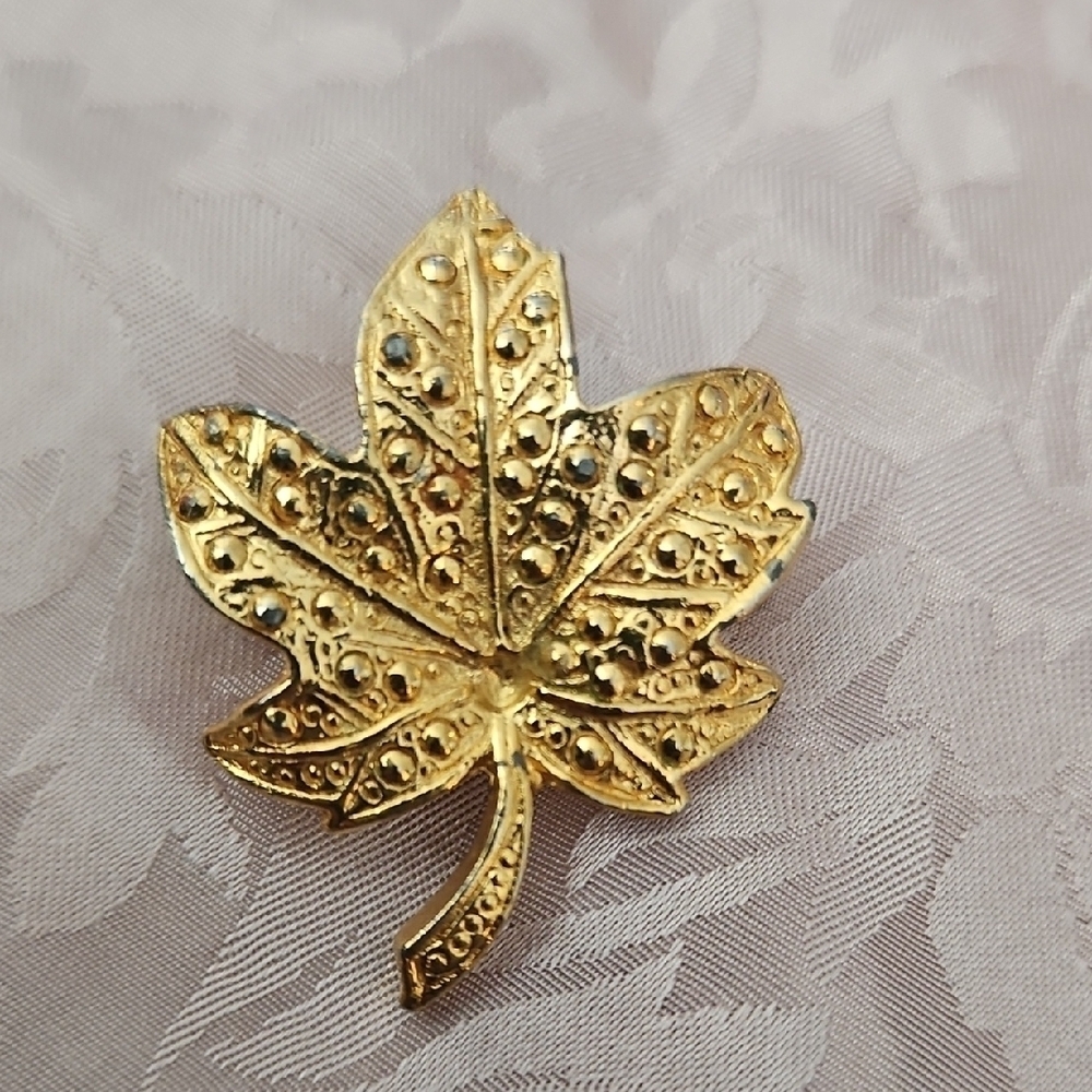 Vintage Maple Leave Gold Tone Brooch